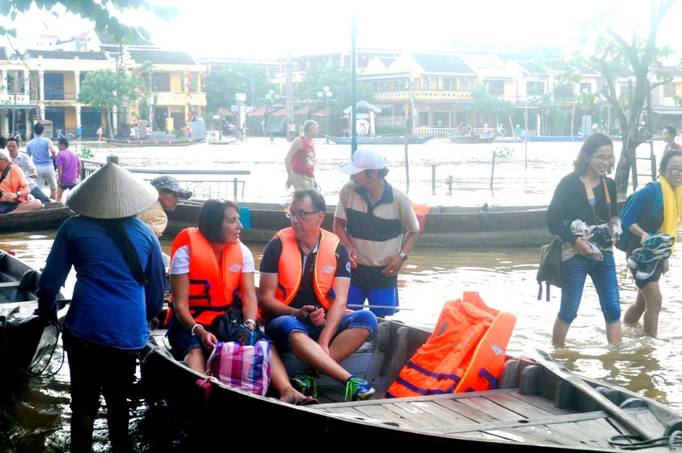 Du khách rất hào hứng với dịch vụ du lịch ngắm phố cổ bằng ghe