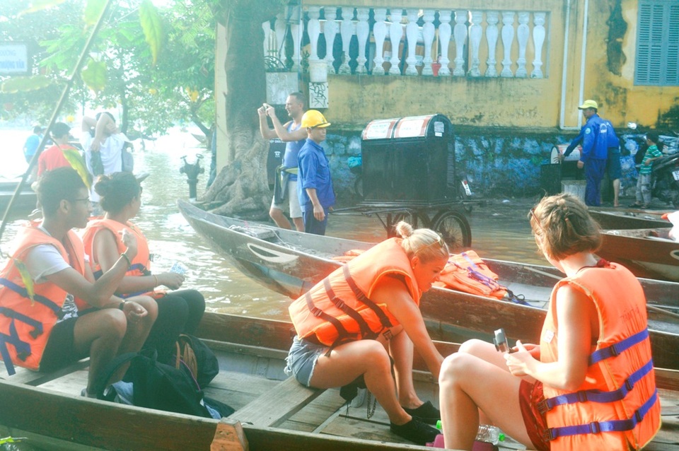 Rất đông du khách tham gia trải nghiệm và yêu cầu với mỗi chủ ghe là phải cho du khách mặc áo phao đầy đủ