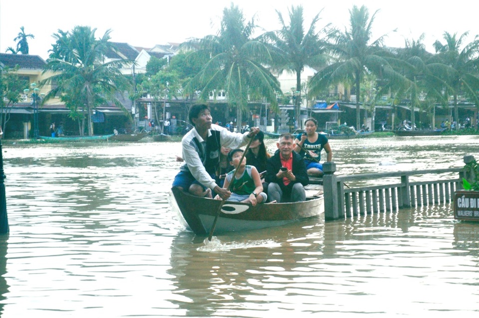 Dịch vụ "ngắm lụt" Hội An bằng ghe đắt khách mùa lũ - 13
