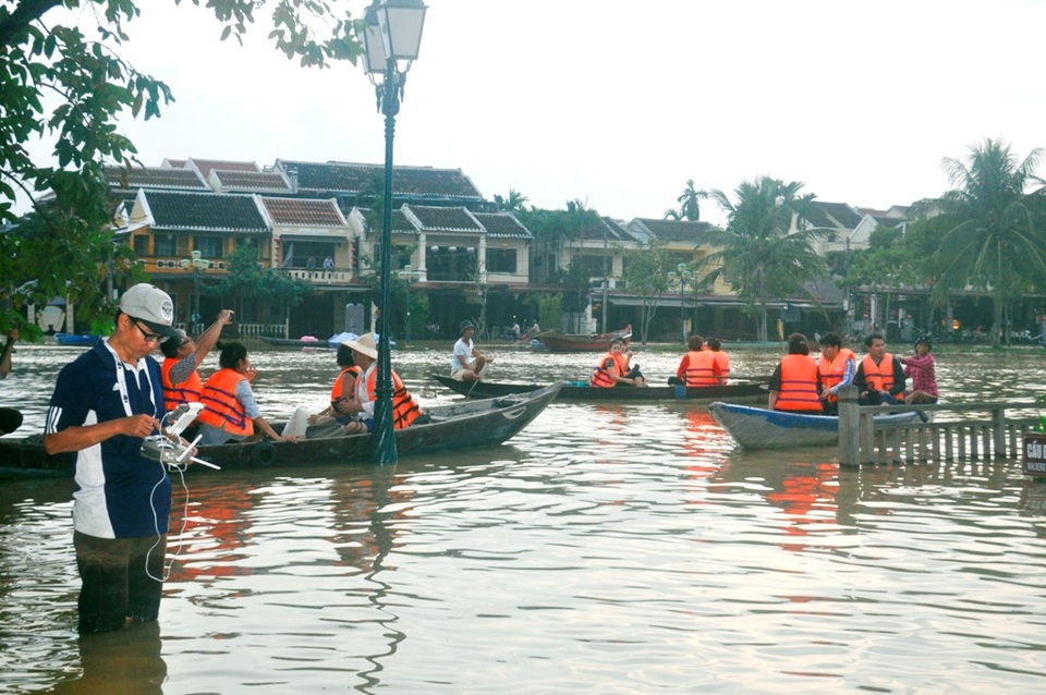 Dù là hình thức du lịch phổ biến ở Hội An nhưng nó càng đặc biệt hấp dẫn hơn khi nước ở sông Hoài dâng cao và ghe là lựa chọn duy nhất