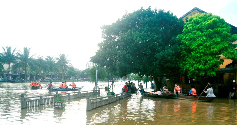 Nước tiếp tục dâng cao khiến nhiều người dâng khá lo lắng, lực lượng chức năng cũng tăng cường phòng vệ để đảm bảo an toàn cho du khách và nhân dân