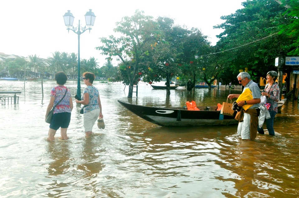 Dù không ít phiền toái khi nước lớn nhưng du khách rất thích lội nước lụt Hội An và cũng là cơ hội cho nhiều người dân kiếm thêm thu nhập