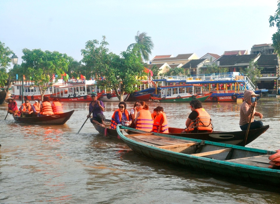 Dịch vụ "ngắm lụt" Hội An bằng ghe đắt khách mùa lũ - 3