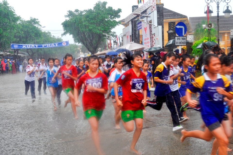 Mặc dù trời mưa khá to nhưng tinh thần thể thao của các vận động viên vẫn không ngừng tăng cao