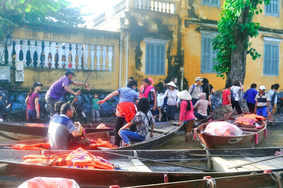 Nhiều ghe thuyền chuẩn bị sẵn để chờ đón du khách