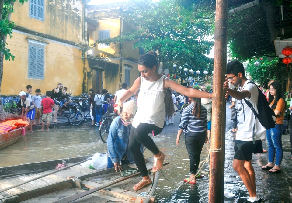 Đón du khách lên ghe