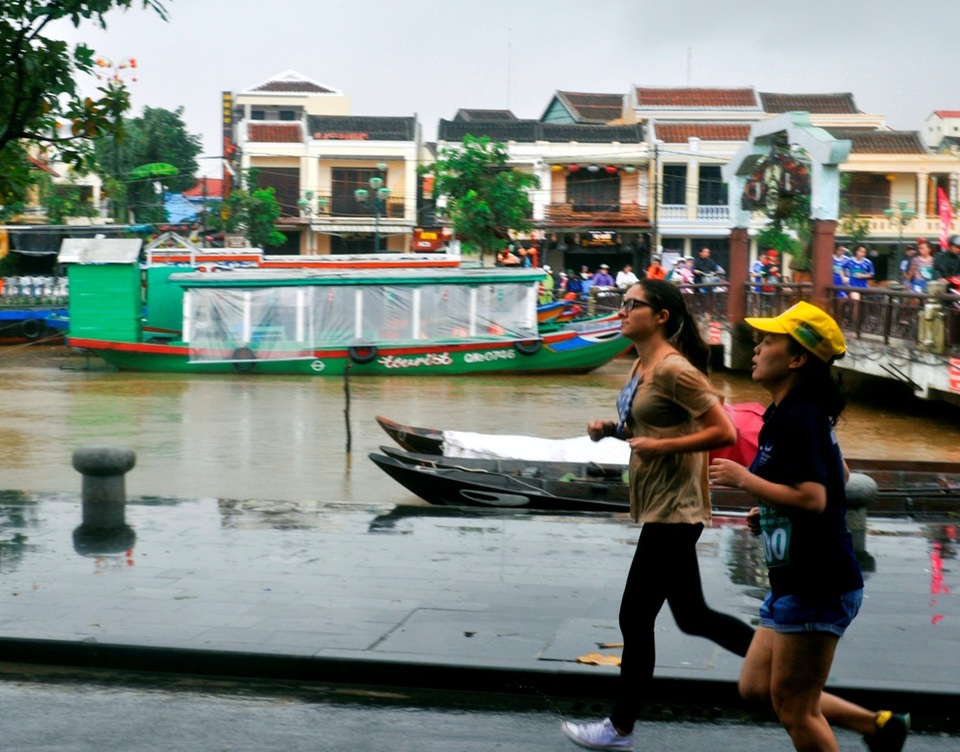 Du khách hào hứng chạy để quảng bá và góp phần bảo tồn, phát huy các giá trị của Di sản Hội An