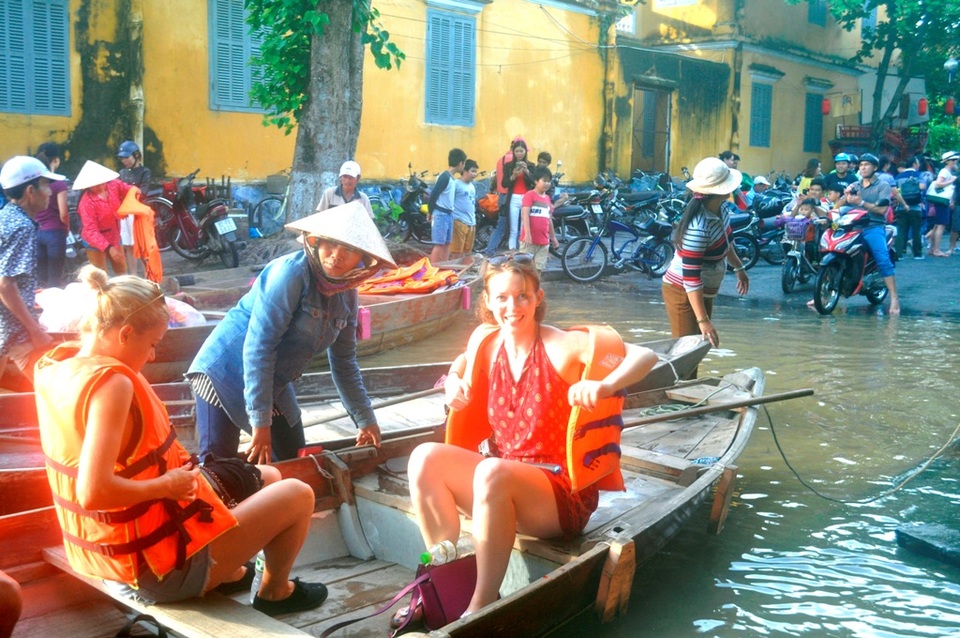 Một cách ngắm phố cổ rất khác so với thường ngày nên thu hút khá đông du khách