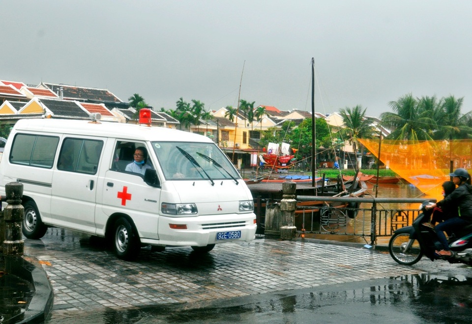 Xe cứu thương luôn theo sát các vận động viên để cấp cứu nếu có sự cố