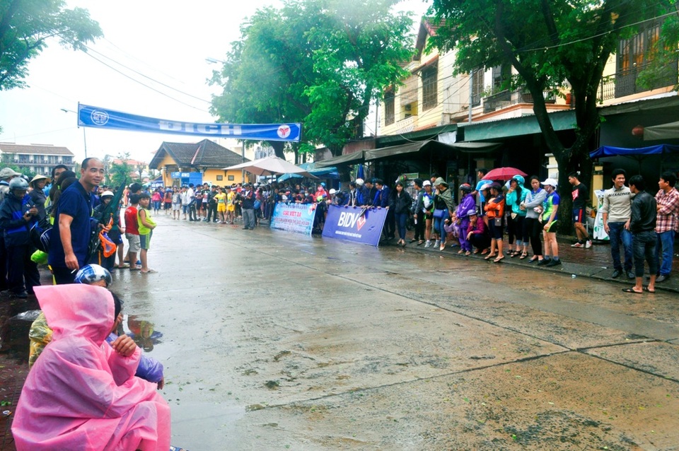 Rất đông người dân và du khách tham gia cổ vũ