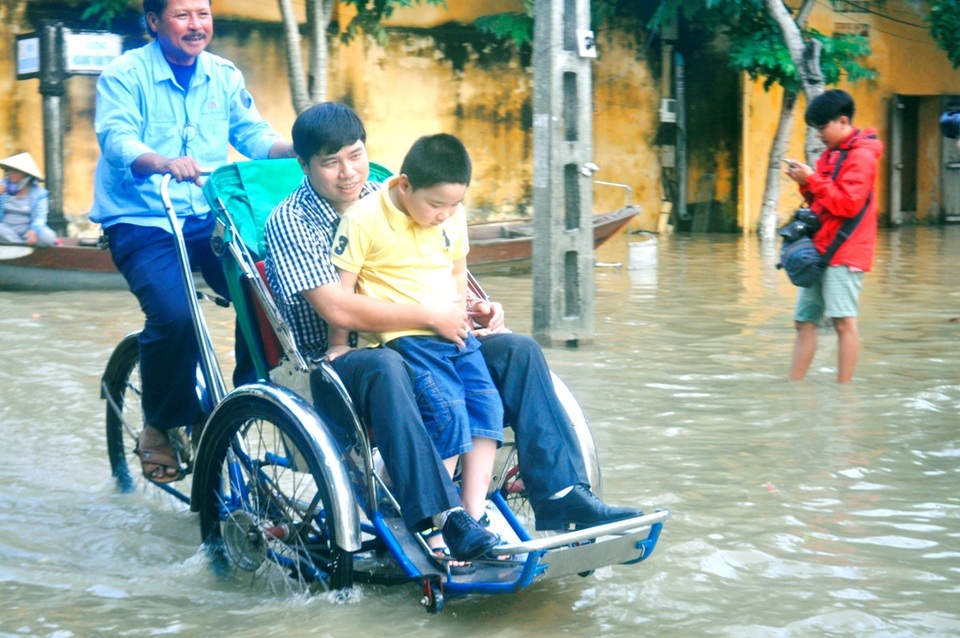 Du khách Việt cũng rất hứng khởi với nước lũ ở Hội An