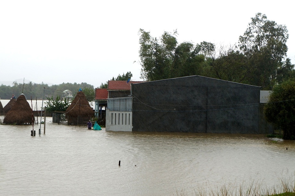 Nước lũ về gây ngập nặng nhà dân trên địa bàn Quảng Nam