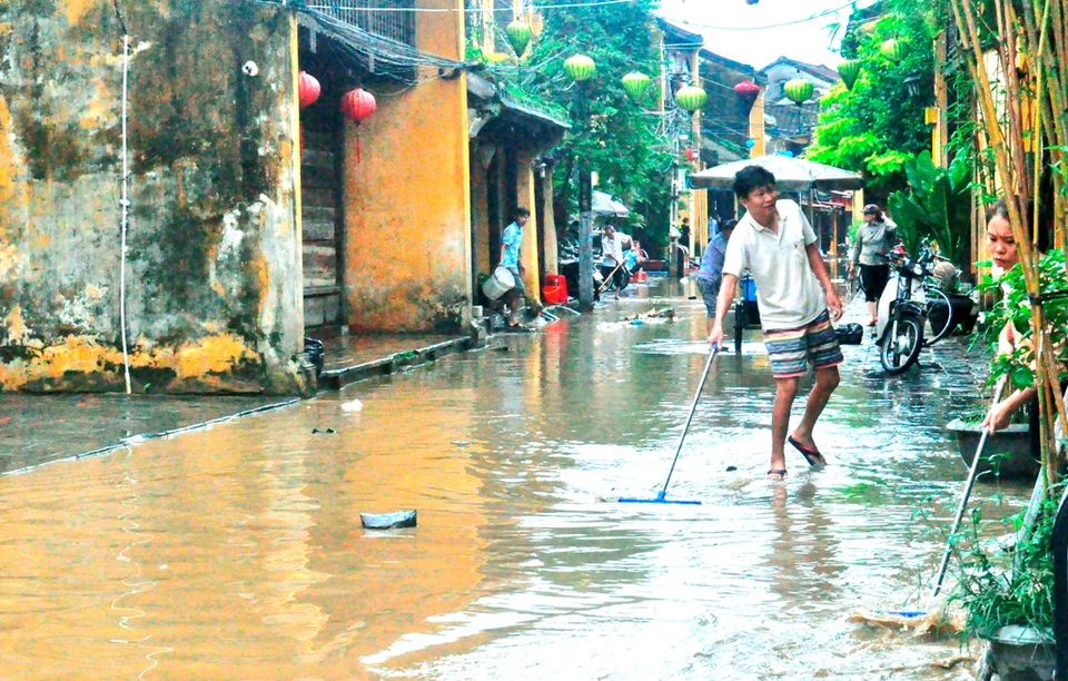 Sáng 4/12, nước rút đến đâu người dân dọn dẹp đến đó