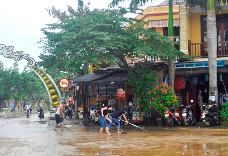 Các nhà hàng, quán ăn trên đường Nguyễn Phúc Chu bắt đầu được dọn dẹp ngay sau khi nước rút