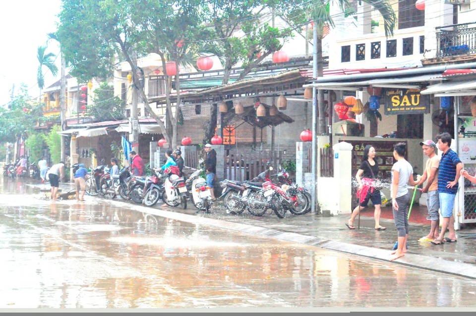 Người Hội An dọn dẹp phố cổ sau khi nước lũ rút - 10