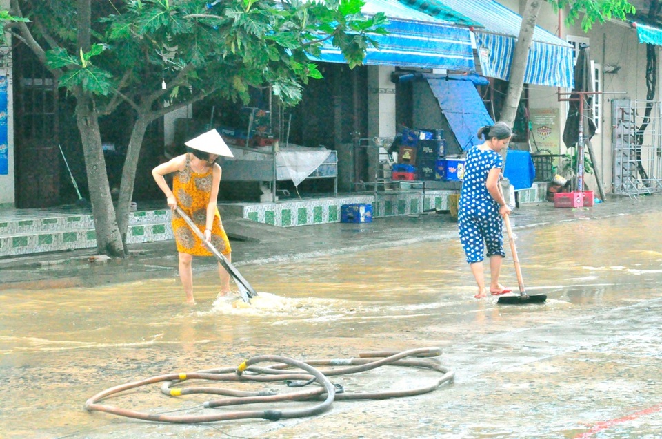 Người dân cũng bắt đầu công tác dọn dẹp để đảm bảo phòng trừ các loại dịch bệnh sau lũ
