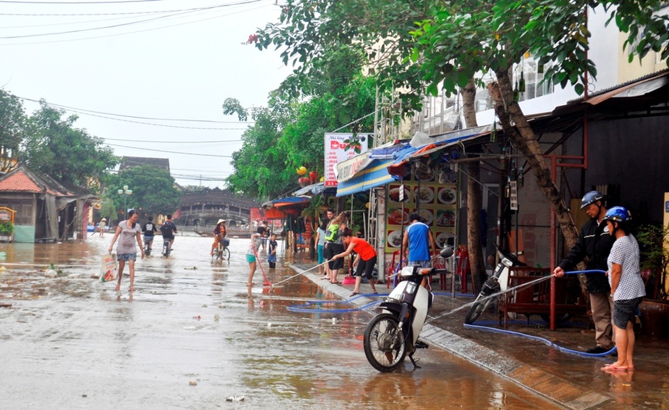 Tuy nhiên người dân vẫn thấp thỏm lo lắng về tình hình diễn biến phức tạp của mưa lũ trong những ngày đến