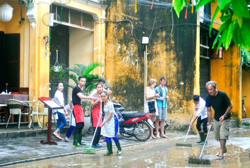 Người Hội An dọn dẹp phố cổ sau khi nước lũ rút - 3