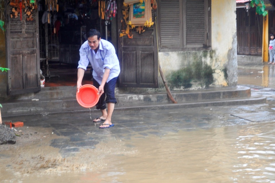 Nhiều nhà hàng, quán ăn, hàng lưu niệm… bắt đầu dọn dẹp để khôi phục buôn bán