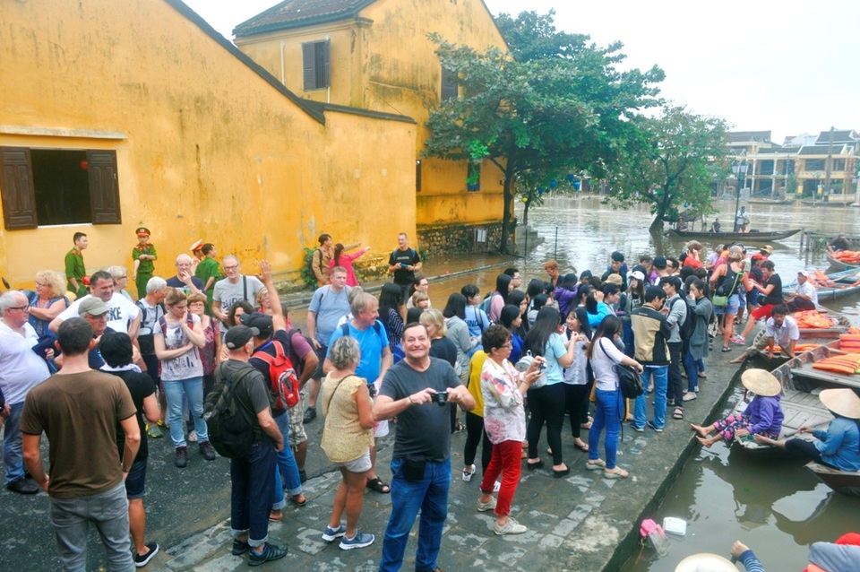 Du khách đổ về Hội An rất đông