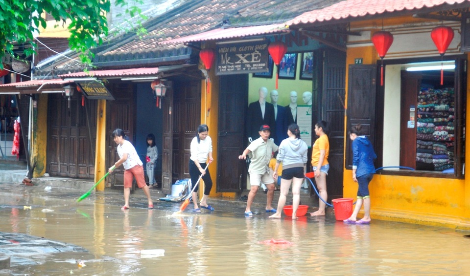 Người Hội An dọn dẹp phố cổ sau khi nước lũ rút - 4