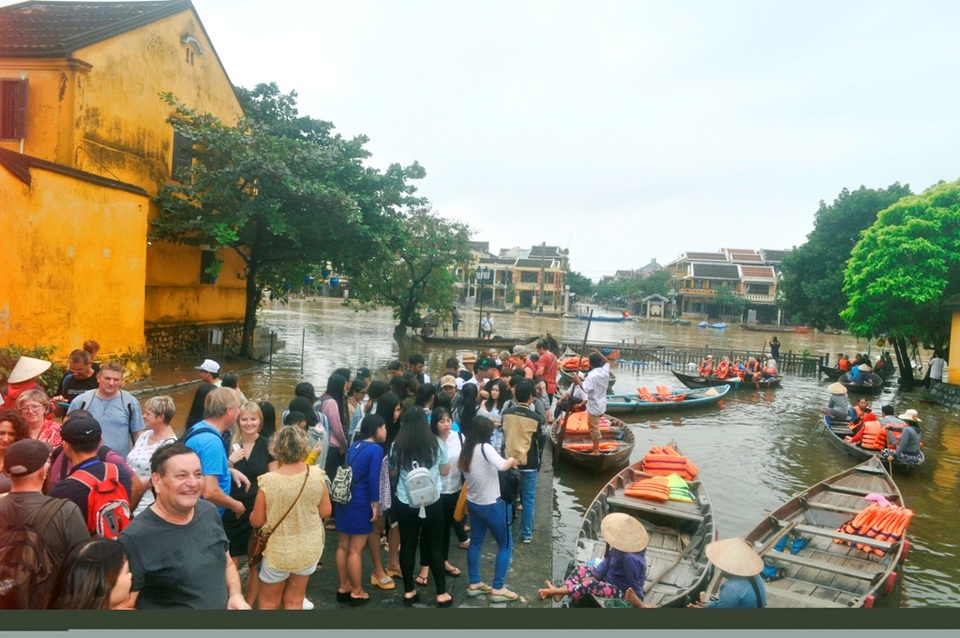 Các du khách trong và ngoài nước đổ về Hội An khá đông, và đặc biệt sự kiện rơi vào chủ nhật nên lượng người tăng cao