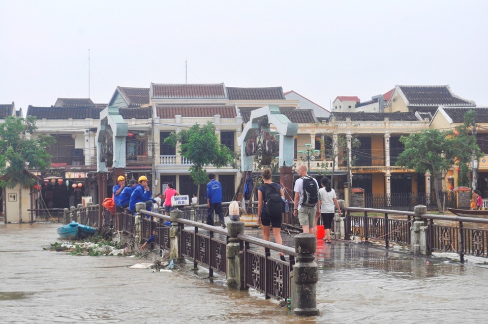 Đơn vị vệ sinh môi trường thành phố tiến hành dọn dẹp ở các nơi công cộng