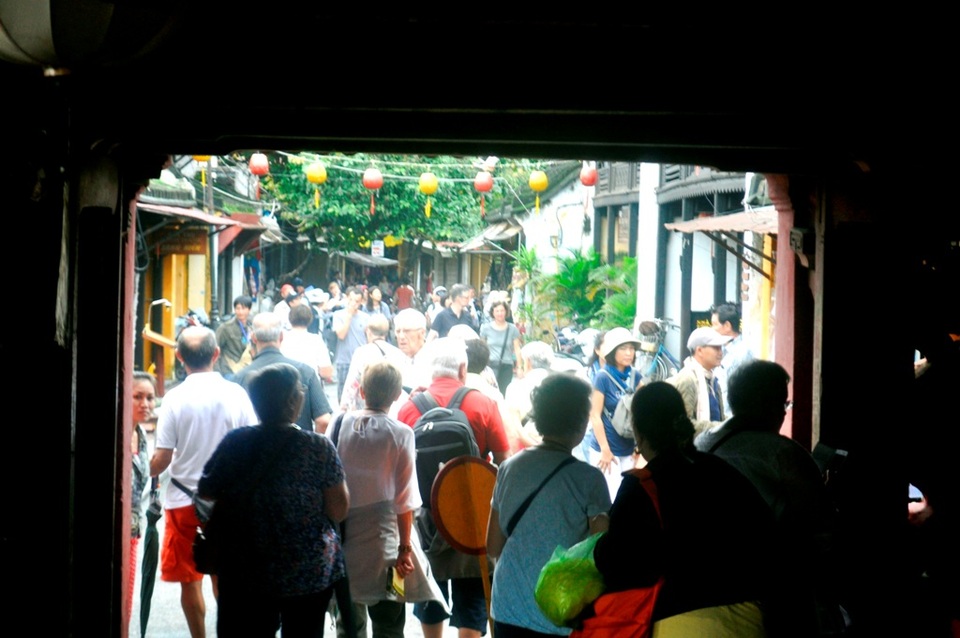 Rất đông du khách khiến chùa Cầu đôi lúc rơi vào tình trạng quá tải