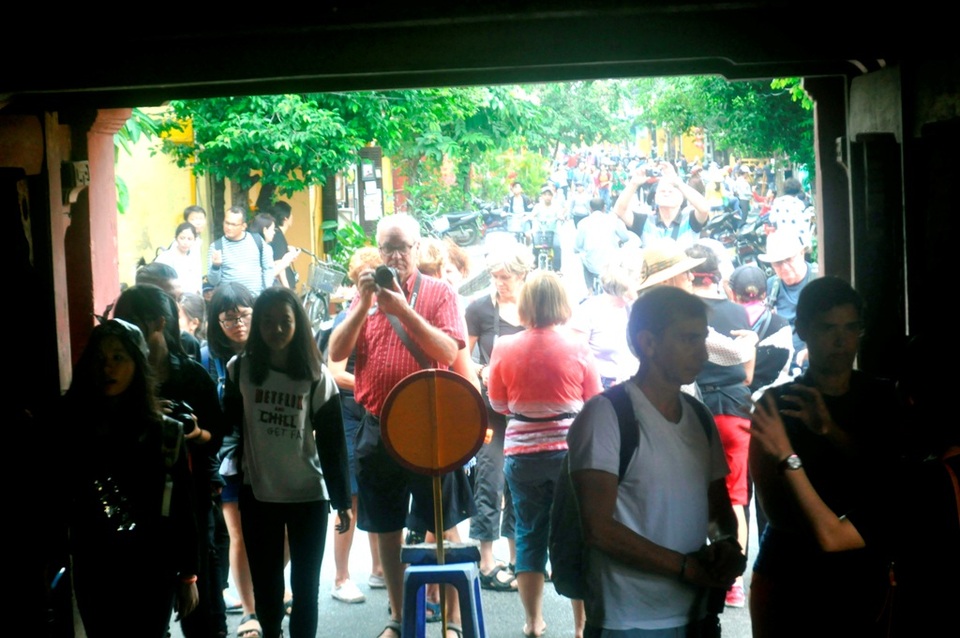 Du khách tham quan Chùa Cầu