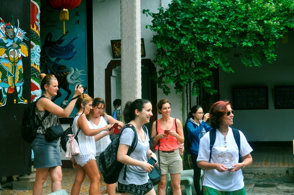 Hội An nhộn nhịp du khách nhân dịp được công nhận Di sản Văn hóa thế giới - 8