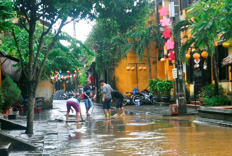 Người Hội An dọn dẹp phố cổ sau khi nước lũ rút - 7