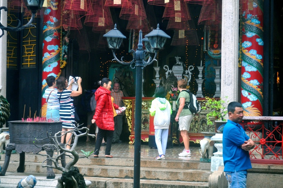 
Du khách rất thích thú khi tham quan và nghe thuyết minh về các di tích tại Hội An
