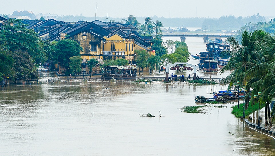 Bình thường Sông Hoài rất cạn nhưng khi lũ đổ về làm ngập lút hai bên bờ sông