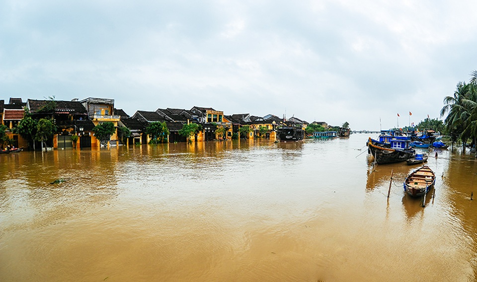 Nước lụt đục ngầu, một số nhà cổ trên đường Bạch Đằng chìm trong nước