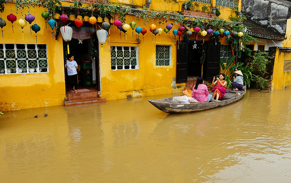 Chèo ghe ngắm cảnh trên đường Bạch Đằng