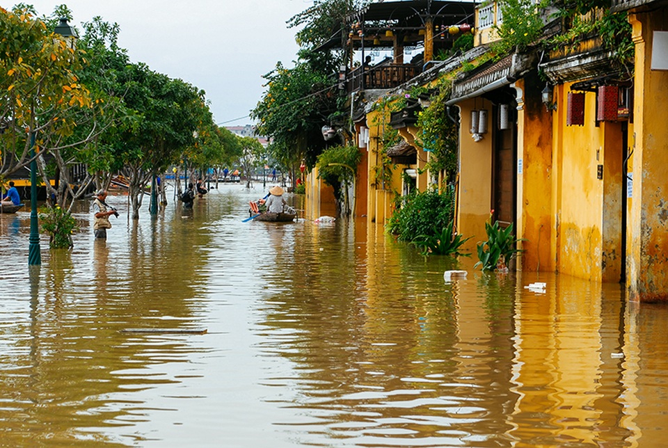 Phố cổ Hội An mùa nước lụt nhìn nhẹ nhàng và xinh đẹp