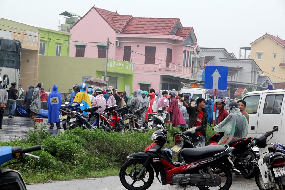 Rất đông người dân hiếu kỳ đứng xem vụ tai nạn