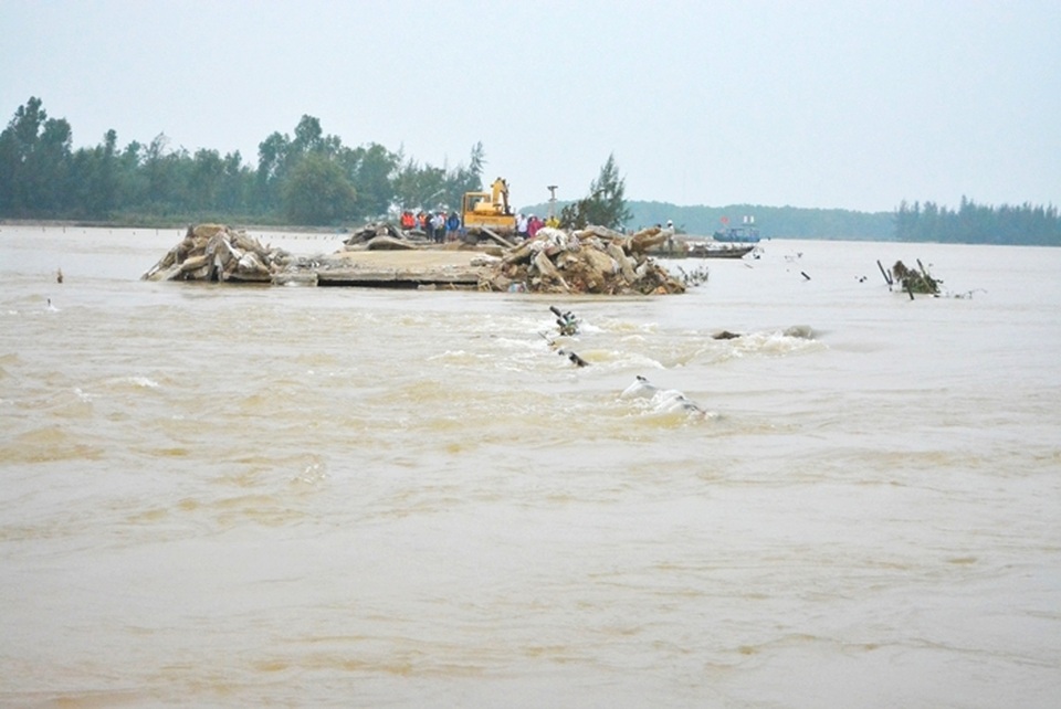 Cầu và đường bị mưa lũ cuốn trôi, hàng trăm hộ dân bị cô lập - 1 Đường bê tông và cầu qua thôn Đông Bình bị sạt lở do mưa lũ khiến người dân bị cô lập