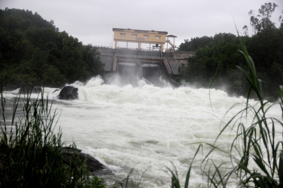 Hồ thủy lợi Phú Ninh xả lũ