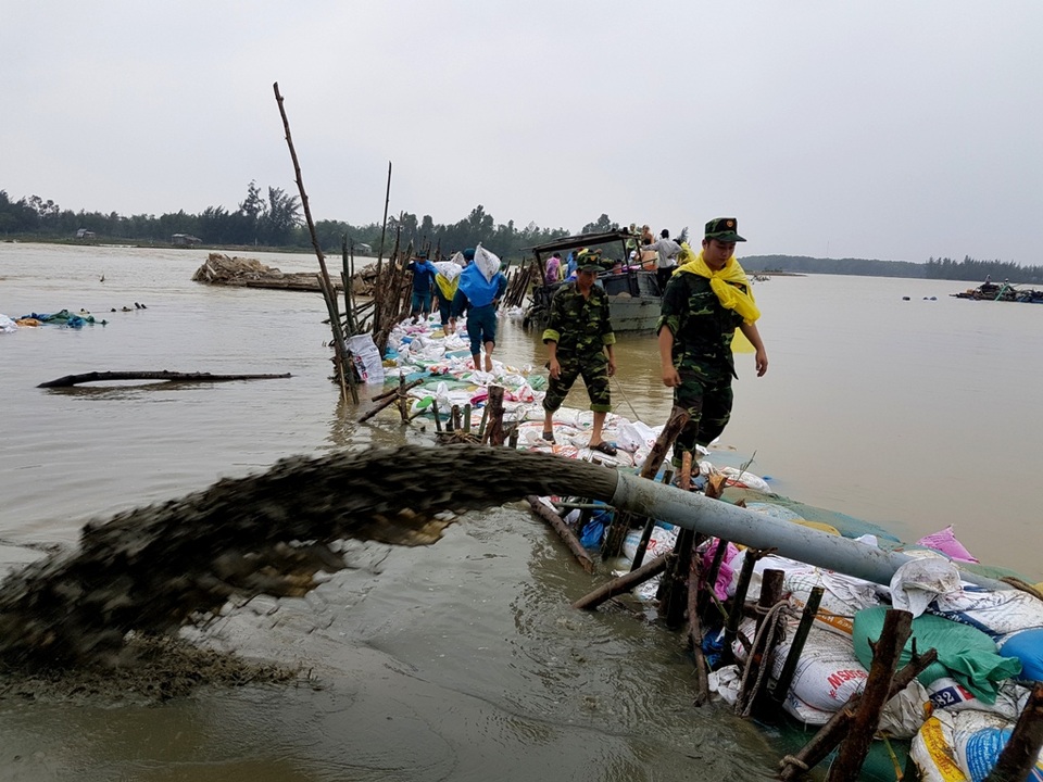 Cầu và đường quan thôn Đông Bình, xã Duy Vinh gia cố lại nhưng nay tiếp tục bị sạt lở