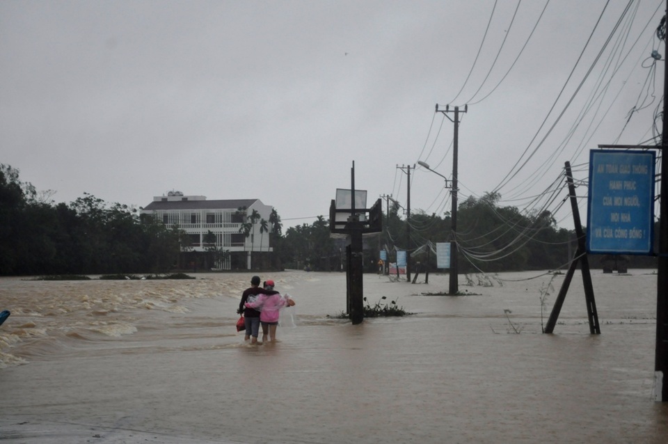 Người dân Cẩm Kim liều mình trở về nhà giữa dòng nước xiết