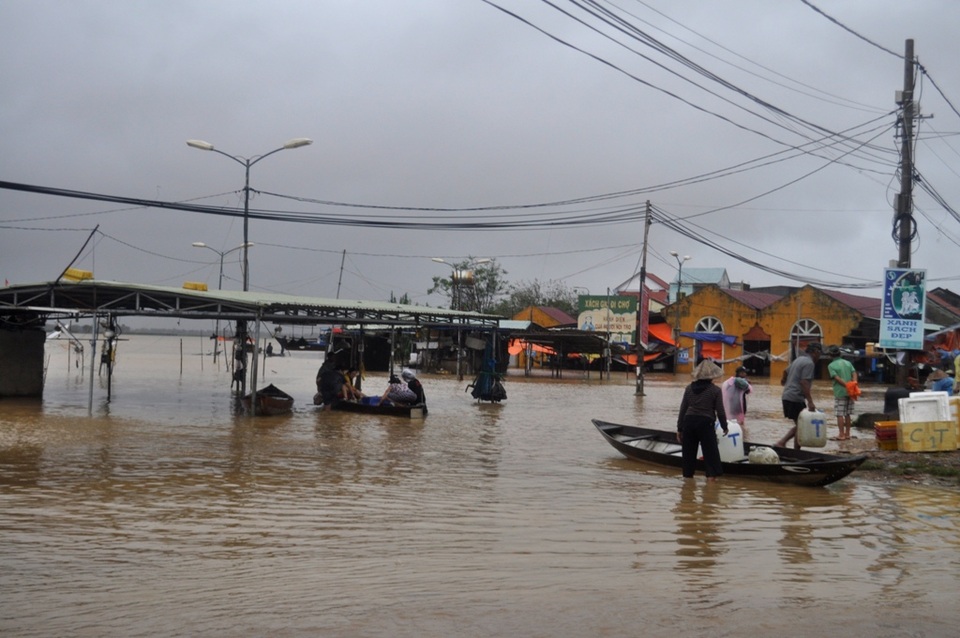 Người dân phường Thanh Hà sử dụng ghe để đi lại dù nước dâng nhanh