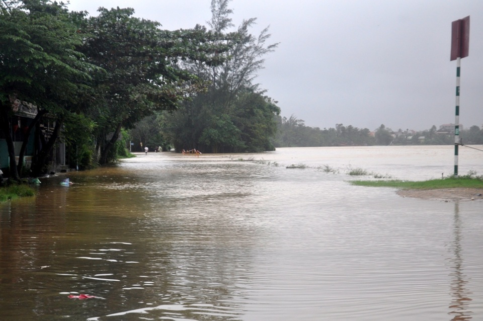 Lũ gây ngập nặng và cô lập nhiều nơi