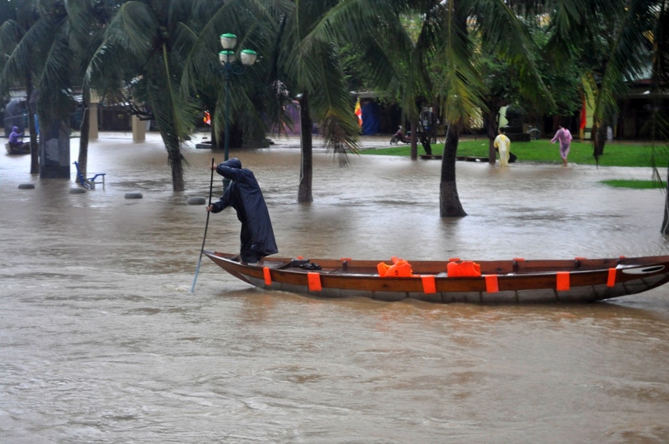 Dù nước lớn nhưng người dân vẫn liều mình đi lại