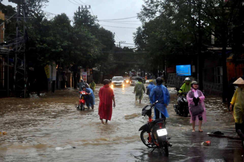 Đường ngập sâu nhưng người dân vẫn đi lại