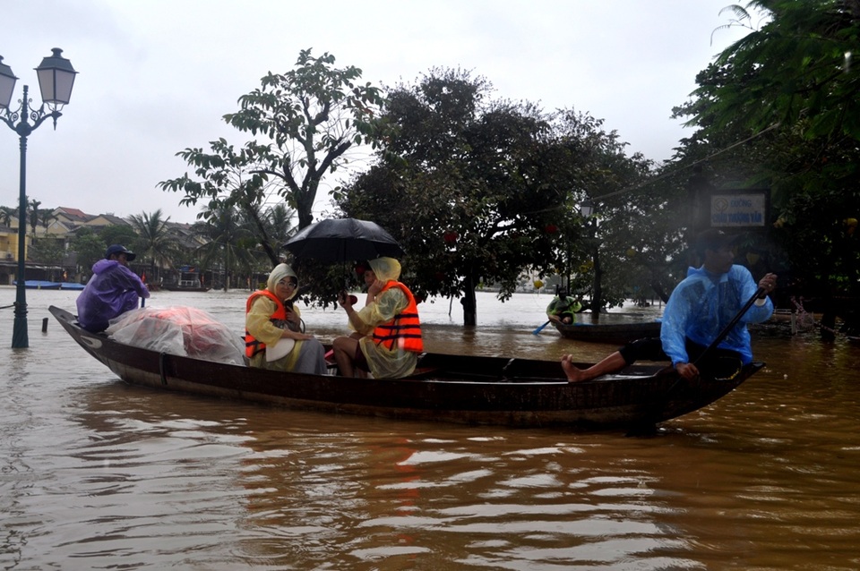 Nước dâng cao nhưng các hoạt động chèo thuyền vẫn diễn ra gây nguy hiểm cho khách