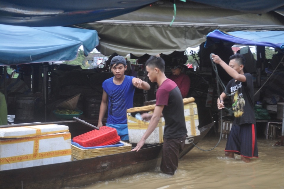 Tiểu thương chợ Hội An hối hả dọn đồ tránh lũ dâng cao