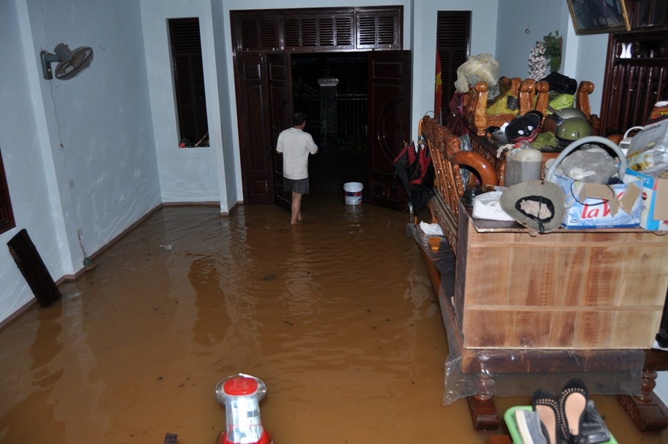 Người dân xã Đại An kê đồ đạc trong nhà để tránh lũ trong đêm