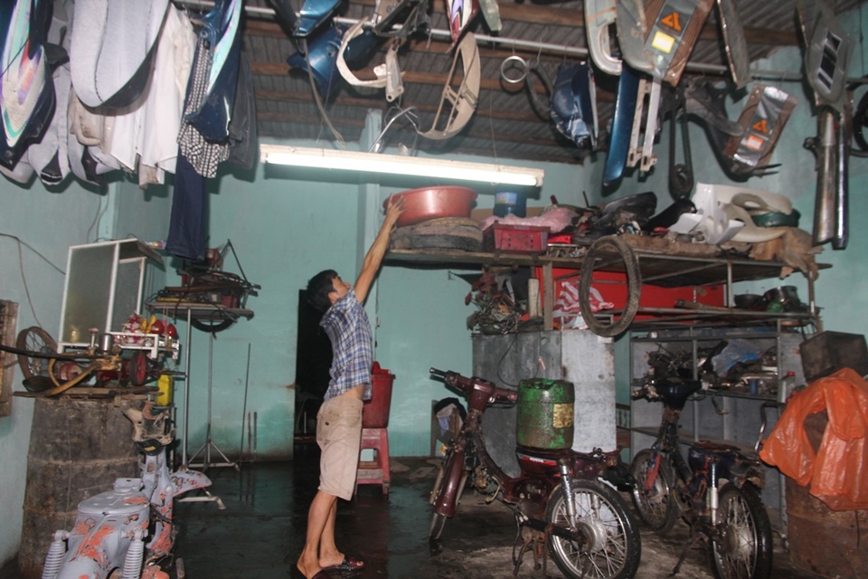 Bơm nước cứu hoa Tết, dắt trâu bò chạy lũ trong đêm - 3