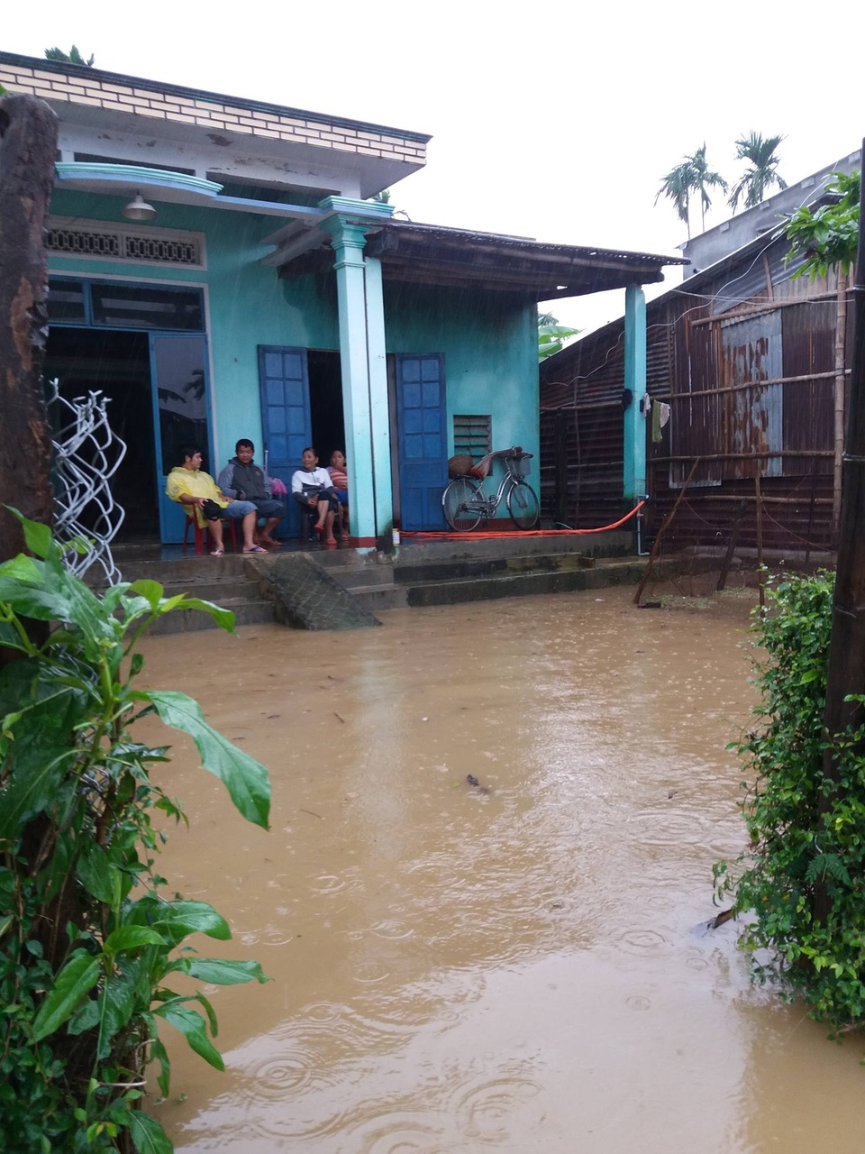 ​ Nước lụt mấp mé ngoài sân nhà dân ở xã Đại An trưa 15/12